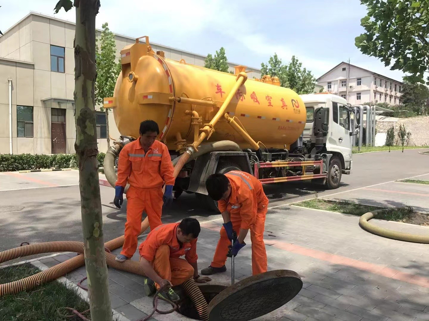 双塔化粪池清理与5-8吨吸粪车施工效率分析
